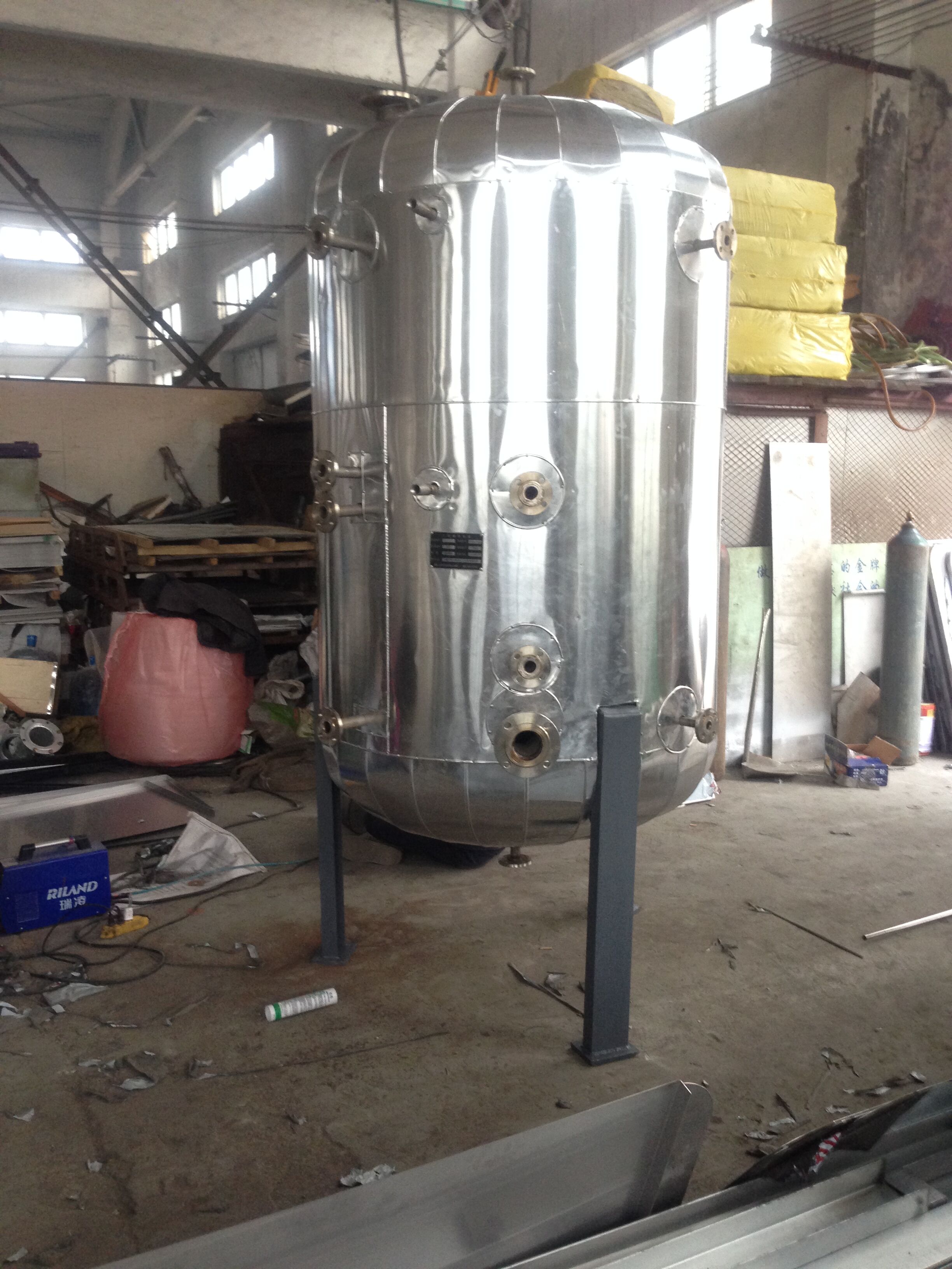 304不銹鋼立式儲熱罐 304不銹鋼立式儲熱罐